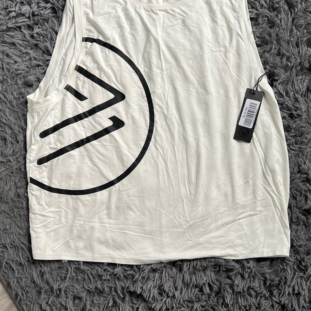 Chic Savvy White Sleeveless Muscle Tee with Bold Graphic